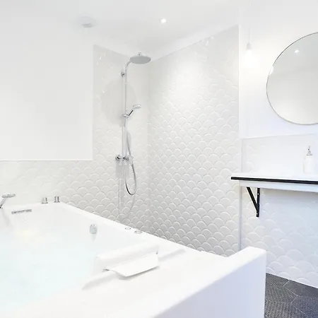 Maison 1634 - Petit-dejeuner Offert, Parking, Centre A Pied, Piscine, Climatisation, Cuisine 住宿加早餐酒店 佩兹纳斯