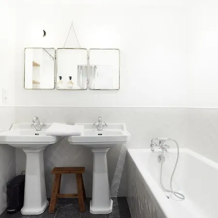 Bed and Breakfast Maison 1634 - Petit-dejeuner Offert, Parking, Centre A Pied, Piscine, Climatisation, Cuisine 4*