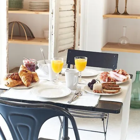 Bed and Breakfast Maison 1634 - Petit-dejeuner Offert, Parking, Centre A Pied, Piscine, Climatisation, Cuisine 4*