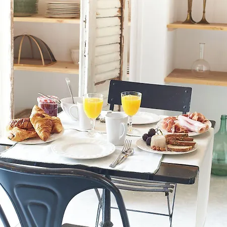 Maison 1634 - Petit-dejeuner Offert, Parking, Centre A Pied, Piscine, Climatisation, Cuisine Bed & Breakfast Pézenas