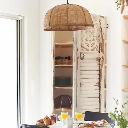 Maison 1634 - Petit-déjeuner Offert, Parking, Centre à Pied, Piscine, Climatisation, Cuisine 4* Pézenas