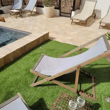 Bed & Breakfast Maison 1634 - Petit-dejeuner Offert, Parking, Centre A Pied, Piscine, Climatisation, Cuisine 4*