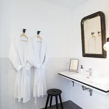 Bed and breakfast Maison 1634 - Petit-déjeuner Offert, Parking, Centre à Pied, Piscine, Climatisation, Cuisine Pézenas