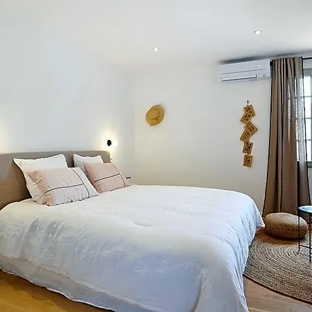 Maison 1634 - Petit-dejeuner Offert, Parking, Centre A Pied, Piscine, Climatisation, Cuisine Bed & Breakfast