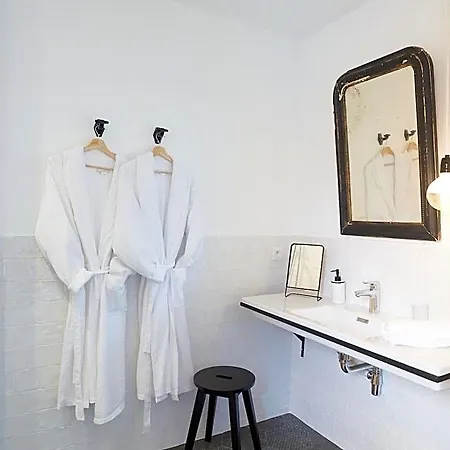 Maison 1634 - Petit-déjeuner Offert, Parking, Centre à Pied, Piscine, Climatisation, Cuisine