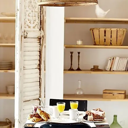 Bed and breakfast Maison 1634 - Petit-déjeuner Offert, Parking, Centre à Pied, Piscine, Climatisation, Cuisine Pézenas