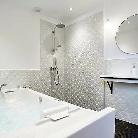 Bed & Breakfast Maison 1634 - Petit-dejeuner Offert, Parking, Centre A Pied, Piscine, Climatisation, Cuisine Pézenas