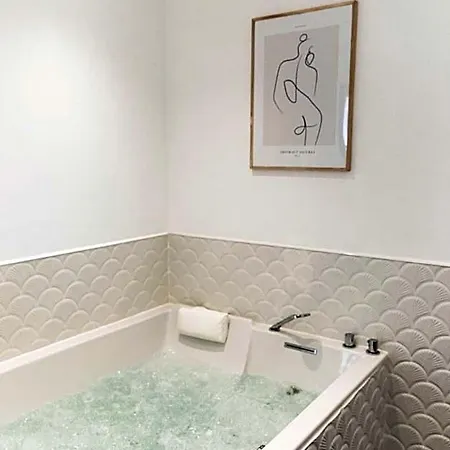 Maison 1634 - Petit-déjeuner Offert, Parking, Centre à Pied, Piscine, Climatisation, Cuisine 4*