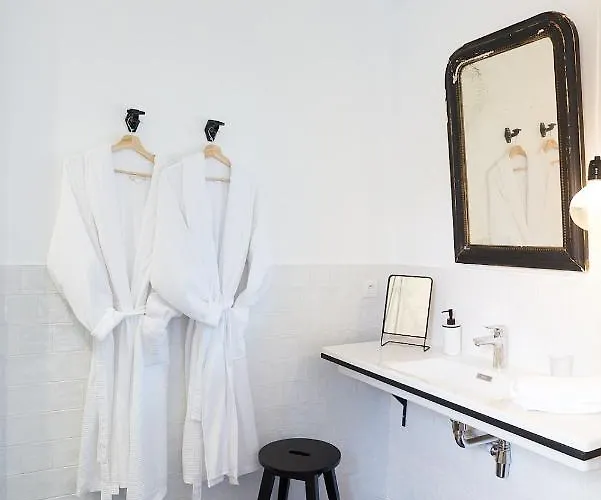 Bed & Breakfast Maison 1634 - Petit-déjeuner Offert, Parking, Centre à Pied, Piscine, Climatisation, Cuisine Pézenas
