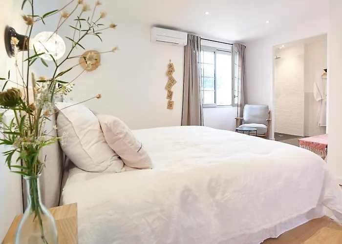 Maison 1634 - Petit-déjeuner Offert, Parking, Centre à Pied, Piscine, Climatisation, Cuisine 4* Pézenas