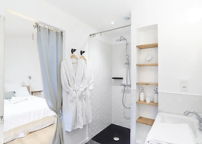 Alojamento de Acomodação e Pequeno-almoço Maison 1634 - Petit-déjeuner Offert, Parking, Centre à Pied, Piscine, Climatisation, Cuisine 4*