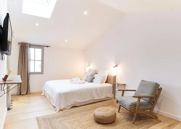 Maison 1634 - Petit-déjeuner Offert, Parking, Centre à Pied, Piscine, Climatisation, Cuisine Alojamento de Acomodação e Pequeno-almoço Pézenas
