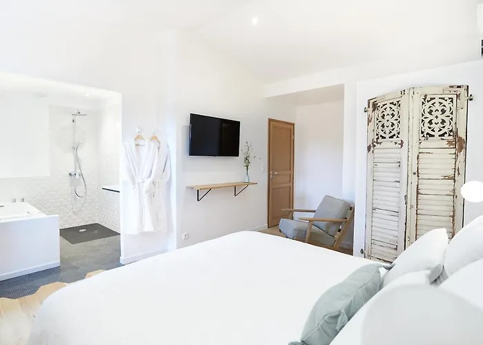 Maison 1634 - Petit-dejeuner Offert, Parking, Centre A Pied, Piscine, Climatisation, Cuisine 4*