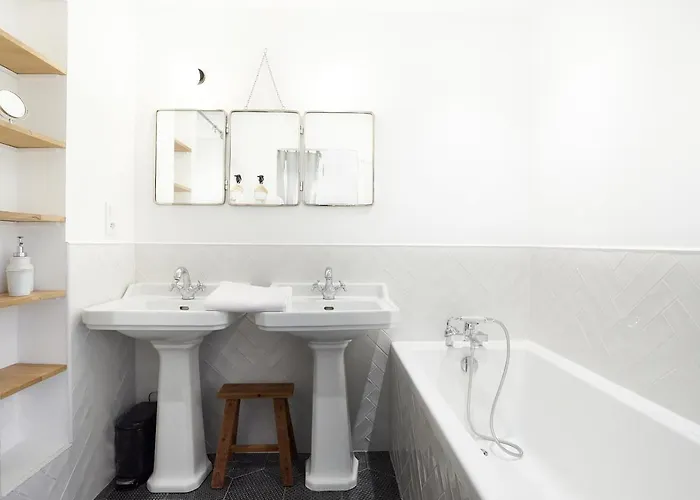 Bed & Breakfast Maison 1634 - Petit-déjeuner Offert, Parking, Centre à Pied, Piscine, Climatisation, Cuisine 4*
