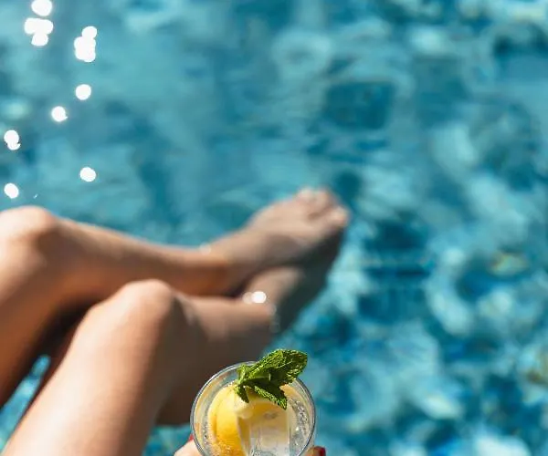 Alojamento de Acomodação e Pequeno-almoço Maison 1634 - Petit-déjeuner Offert, Parking, Centre à Pied, Piscine, Climatisation, Cuisine