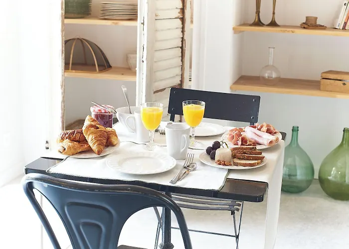 Maison 1634 - Petit-déjeuner Offert, Parking, Centre à Pied, Piscine, Climatisation, Cuisine Alojamento de Acomodação e Pequeno-almoço Pézenas