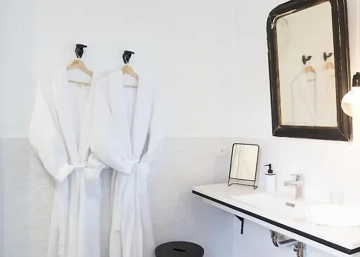 Bed & Breakfast Maison 1634 - Petit-déjeuner Offert, Parking, Centre à Pied, Piscine, Climatisation, Cuisine Pézenas