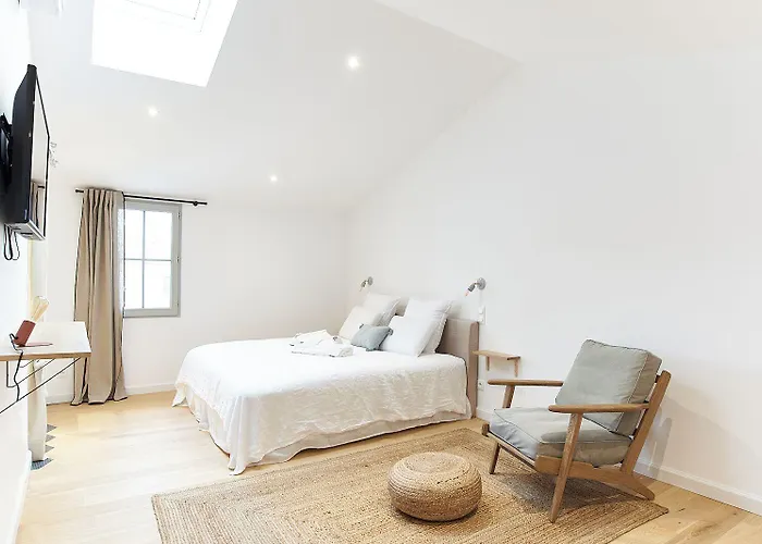 Bed & Breakfast Maison 1634 - Petit-dejeuner Offert, Parking, Centre A Pied, Piscine, Climatisation, Cuisine 4*